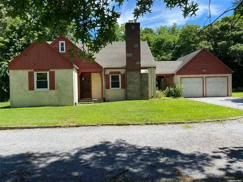 83 N Country Rd, Setauket, NY 11733