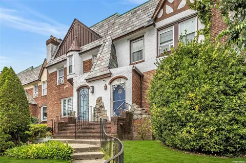386 Cochran Pl, Valley Stream, NY 11581