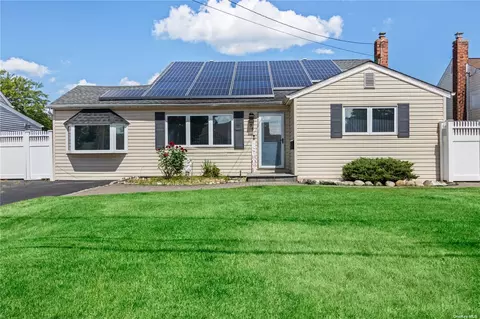 75 W 19th St, Deer Park, NY 11729