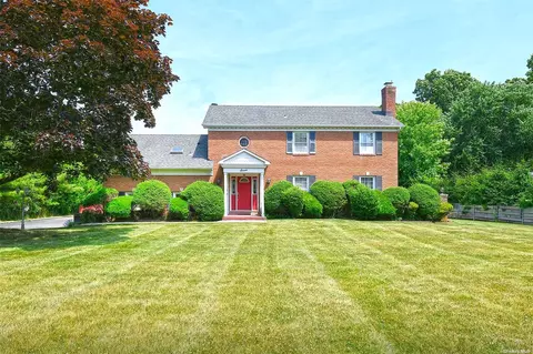 7 May Hill Ln, Dix Hills, NY 11746