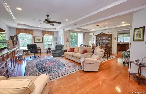 584 Pacing Way #584, Westbury, NY 11590