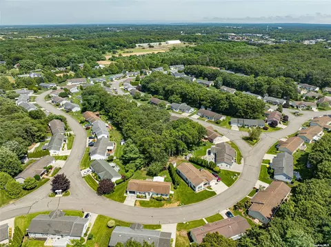 1407 Middle Rd #44, Calverton, NY 11933