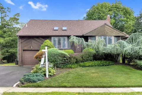 15 Sullivan Dr, Jericho, NY 11753