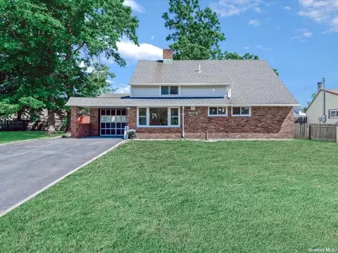 45 Arrow Ln, Hicksville, NY 11801