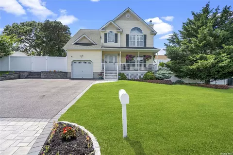 92 5th Ave, Holtsville, NY 11742