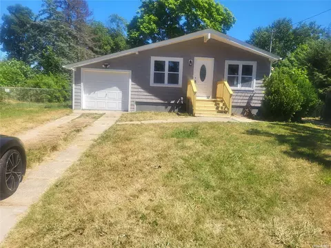 91 W Bay Shore Rd, Bay Shore, NY 11706