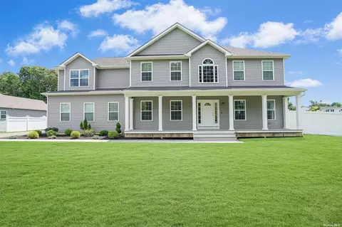 304 Treadwell Ct, Bohemia, NY 11716