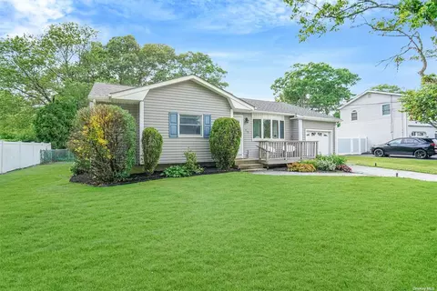 470 Renee Dr, Bayport, NY 11705