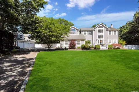 11 Seneca Ct, Port Jefferson Station, NY 11776