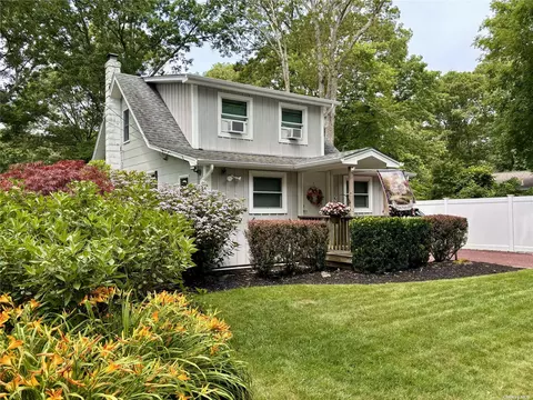 192 Dahlia Dr, Mastic Beach, NY 11951