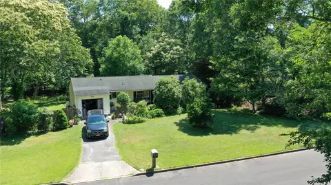 4 Ross Ct, Manorville, NY 11949