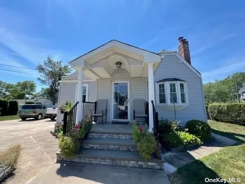 43 Pineview Blvd, Central Islip, NY 11722 photo 1