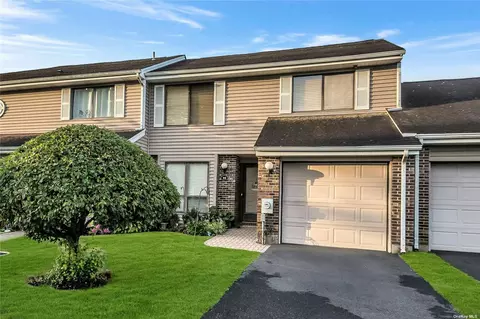 90 Hidden Ponds Cir #90, Smithtown, NY 11787
