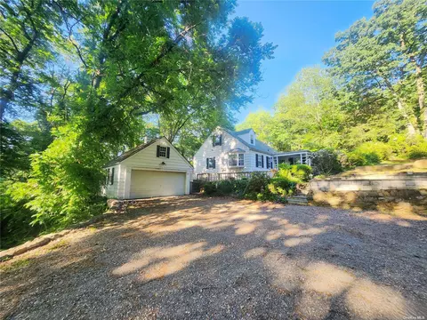 690 Old Country Rd, Huntington Station, NY 11746