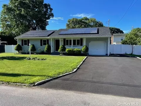 22 Pinetop Dr, Shirley, NY 11967