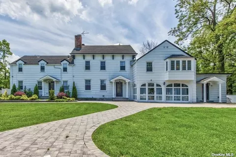 39 Sunset Rd, Albertson, NY 11507