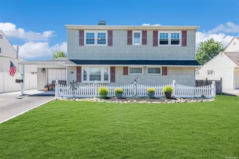 39 Lantern Rd, Hicksville, NY 11801