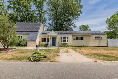 1523 Emkay St, Bay Shore, NY 11706