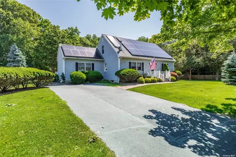 600 Rosewood Dr, Mattituck, NY 11952