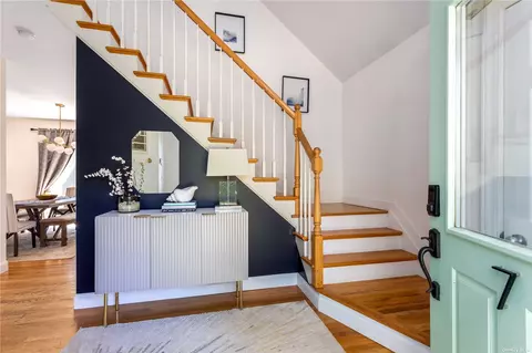 7 Sherman Ave, Hampton Bays, NY 11946