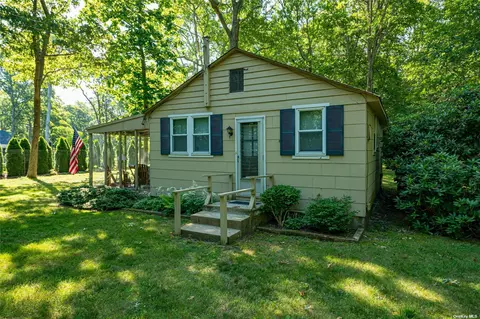 163 Newtown Rd, Hampton Bays, NY 11946