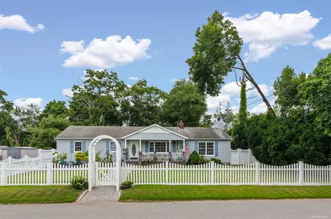 313 Gillette St, Dix Hills, NY 11746
