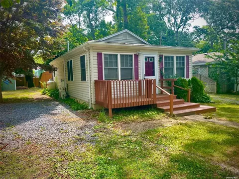 19 Apricot Rd, Rocky Point, NY 11778