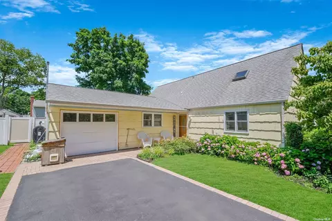 182 Sheets Ave, Holbrook, NY 11741