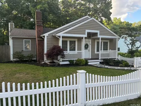 55 Champlin St, Ronkonkoma, NY 11779