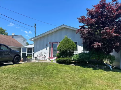 13 India Pl, Amityville, NY 11701