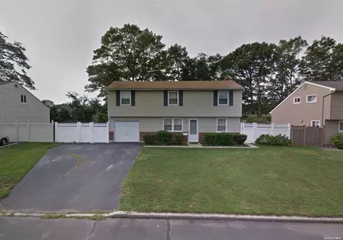 8 Richmond St, Islip, NY 11751