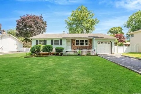 258 Matthews Rd, Oakdale, NY 11769