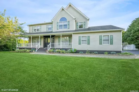 19 Fox Trail Ct, Aquebogue, NY 11931
