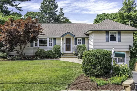 95 Pershing Ave, Locust Valley, NY 11560