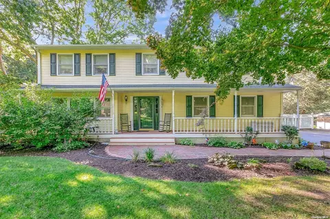 6 Mclain Dr, Smithtown, NY 11787