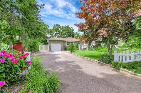 94 Summit Dr, Smithtown, NY 11787