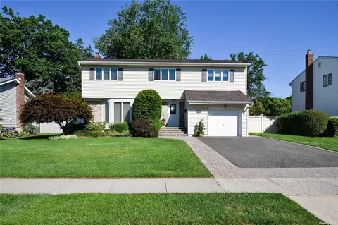 112 Schoharie Dr, Jericho, NY 11753