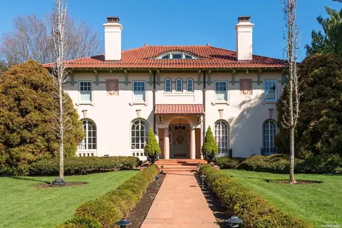 105 Tenth St, Garden City, NY 11530