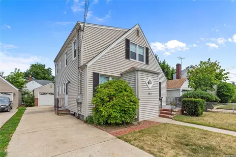 121 4th St, New Hyde Park, NY 11040