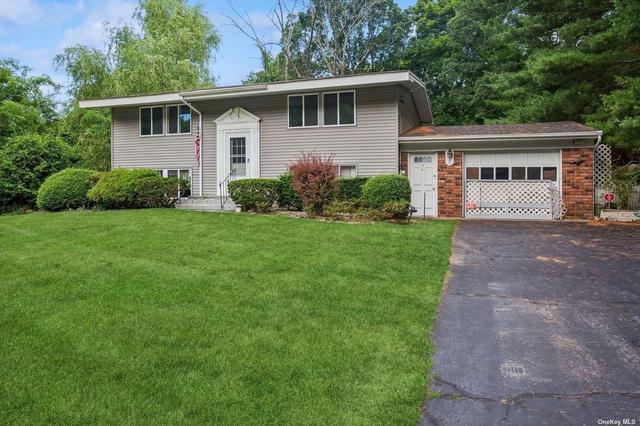 12 Deer Ln, East Setauket, NY 11733
