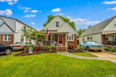 78-18 265th St, Floral Park, NY 11004