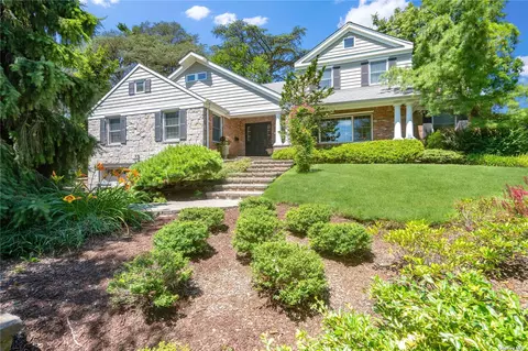 29 Pine Dr N, Roslyn, NY 11576