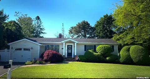 4 Aron Dr, Bohemia, NY 11716