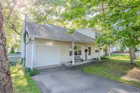 24 Windus Dr, Shirley, NY 11967