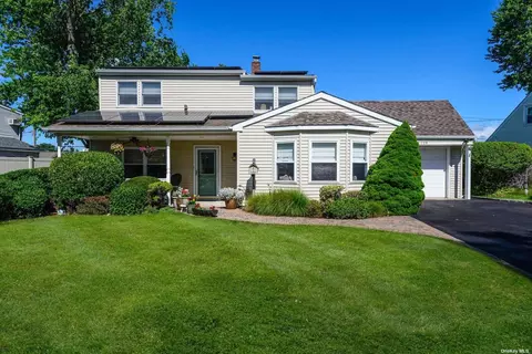 129 Swan Ln, Levittown, NY 11756