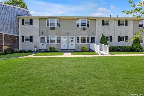 3217 Wilshire Ln #3217, Oakdale, NY 11769