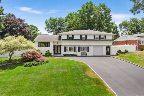 14 Harvard Ln, Commack, NY 11725