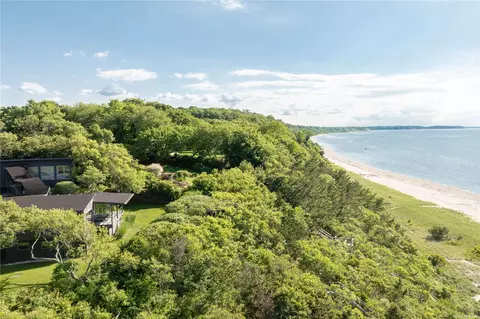 2200 Central Dr, Mattituck, NY 11952