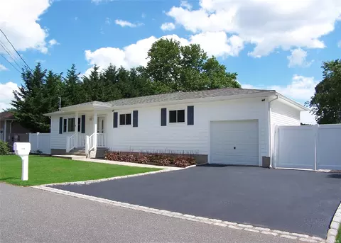 164 Shelby Ave, Holbrook, NY 11741