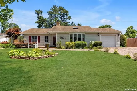 19 Balsam Dr, Medford, NY 11763